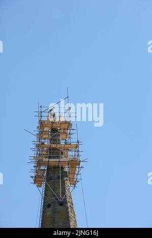 Lurgan, Contea di Armagh, Irlanda del Nord, Regno Unito. 11 ago 2022. Tempo nel Regno Unito - l'ondata di caldo continua nell'Irlanda del Nord. Con temperature vicine a 30C e cielo blu con poca nuvola circa è caldo. E più vicino al sole si ottiene più caldo che ottiene come questo operaio trova lavorando sulla guglia della chiesa parrocchiale di Shankill nel centro della città in un giorno di agosto sfrigolante. Credit: CAZIMB/Alamy Live News. Foto Stock