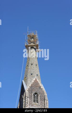 Lurgan, Contea di Armagh, Irlanda del Nord, Regno Unito. 11 ago 2022. Tempo nel Regno Unito - l'ondata di caldo continua nell'Irlanda del Nord. Con temperature vicine a 30C e cielo blu con poca nuvola circa è caldo. E più vicino al sole si ottiene più caldo che ottiene come questo operaio trova lavorando sulla guglia della chiesa parrocchiale di Shankill nel centro della città in un giorno di agosto sfrigolante. Credit: CAZIMB/Alamy Live News. Foto Stock