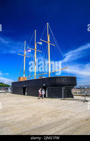 Una goletta replica a 3 alberi è stata costruita sul ponte National Events nel porto di Saundersfoot, Pembrokeshire, Galles, Regno Unito Foto Stock