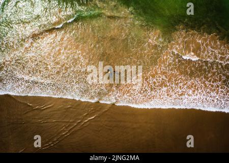 Surfer sulla spiaggia Foto Stock