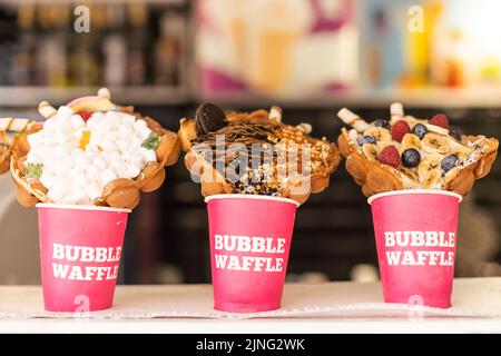 Cialde cinesi di Hong Kong con gelato, marmellata e frutta. Deliziosa bolla. Foto Stock