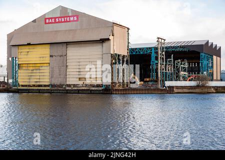 Demolizione di un capannone presso BAE Systems Shipyard, South Street, Scotstoun, Glasgow, Scozia, REGNO UNITO Foto Stock