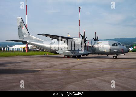 Sliac, Slovacchia - 30 agosto 2014: Aereo militare di trasporto alla base aerea. Funzionamento del volo con forza pneumatica. Aviazione e aerei. Difesa aerea. Militare indu Foto Stock