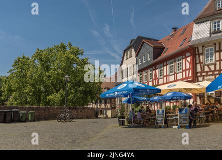 Ristoranti con gli ospiti nella storica Schlossplatz a Francoforte-Hoechst, germania Foto Stock