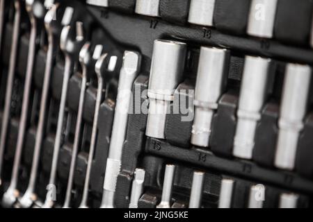 Primo piano di alcuni strumenti organizzati in una cassetta degli attrezzi. Foto Stock