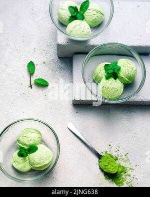 Gelato Matcha con foglia di menta su sfondo grigio chiaro Foto Stock
