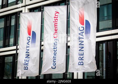 Pasto, Germania. 04th Feb, 2022. Bandiere della società Brenntag presso la sede centrale di Essen, 4th febbraio 2022. Credit: dpa/Alamy Live News Foto Stock