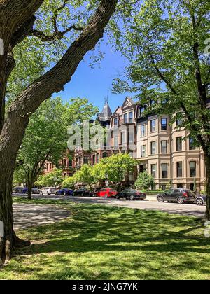 Case di città vittoriane in pietra marrone su Commonwealth Avenue a Boston, ma Foto Stock