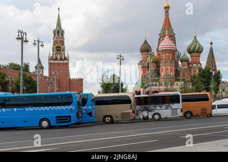 MOSCA, RUSSIA - 16 LUGLIO 2022: Parcheggio di autobus turistici vicino alla Piazza Rossa e alle mura del Cremlino. Foto Stock