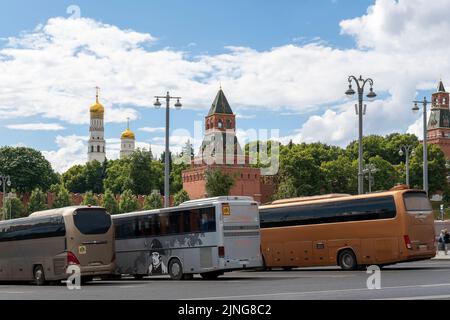 MOSCA, RUSSIA - 16 LUGLIO 2022: Parcheggio di autobus turistici vicino alla Piazza Rossa e alle mura del Cremlino. Foto Stock