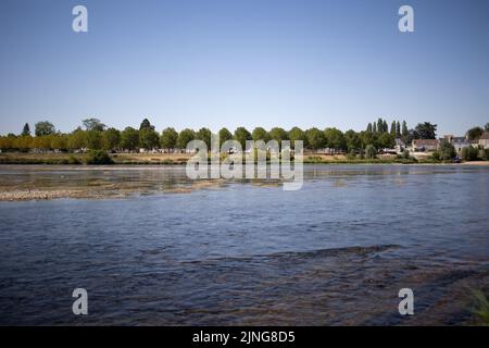 Il fiume Loira, dove il livello dell'acqua diminuisce, e l'ambiente è asciutto. Illustrazione della siccità che ha colpito la Francia durante un'ondata di caldo a Meung-sur-Loire vicino a Orleans il 11 agosto 2022. Foto di Raphael Lafargue/ABACAPRESS.COM Foto Stock
