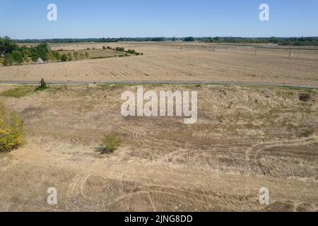 Il fiume Loira, dove il livello dell'acqua diminuisce, e l'ambiente è asciutto. Illustrazione della siccità che ha colpito la Francia durante un'ondata di caldo a Meung-sur-Loire vicino a Orleans il 11 agosto 2022. Foto di Raphael Lafargue/ABACAPRESS.COM Foto Stock