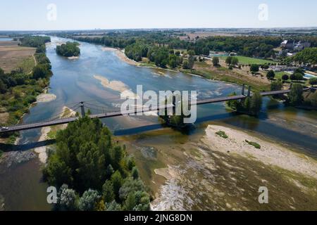 Il fiume Loira, dove il livello dell'acqua diminuisce, e l'ambiente è asciutto. Illustrazione della siccità che ha colpito la Francia durante un'ondata di caldo a Meung-sur-Loire vicino a Orleans il 11 agosto 2022. Foto di Raphael Lafargue/ABACAPRESS.COM Foto Stock