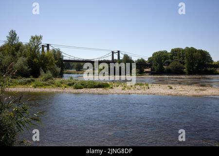 Il fiume Loira, dove il livello dell'acqua diminuisce, e l'ambiente è asciutto. Illustrazione della siccità che ha colpito la Francia durante un'ondata di caldo a Meung-sur-Loire vicino a Orleans il 11 agosto 2022. Foto di Raphael Lafargue/ABACAPRESS.COM Foto Stock
