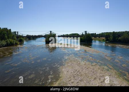 Il fiume Loira, dove il livello dell'acqua diminuisce, e l'ambiente è asciutto. Illustrazione della siccità che ha colpito la Francia durante un'ondata di caldo a Meung-sur-Loire vicino a Orleans il 11 agosto 2022. Foto di Raphael Lafargue/ABACAPRESS.COM Foto Stock