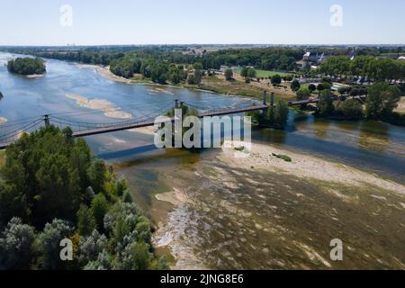 Il fiume Loira, dove il livello dell'acqua diminuisce, e l'ambiente è asciutto. Illustrazione della siccità che ha colpito la Francia durante un'ondata di caldo a Meung-sur-Loire vicino a Orleans il 11 agosto 2022. Foto di Raphael Lafargue/ABACAPRESS.COM Foto Stock