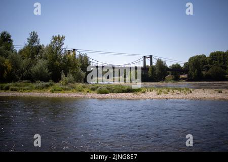 Il fiume Loira, dove il livello dell'acqua diminuisce, e l'ambiente è asciutto. Illustrazione della siccità che ha colpito la Francia durante un'ondata di caldo a Meung-sur-Loire vicino a Orleans il 11 agosto 2022. Foto di Raphael Lafargue/ABACAPRESS.COM Foto Stock
