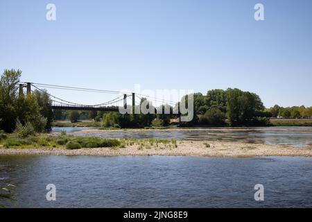 Il fiume Loira, dove il livello dell'acqua diminuisce, e l'ambiente è asciutto. Illustrazione della siccità che ha colpito la Francia durante un'ondata di caldo a Meung-sur-Loire vicino a Orleans il 11 agosto 2022. Foto di Raphael Lafargue/ABACAPRESS.COM Foto Stock
