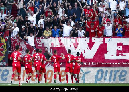 ENSCHEDE - Robin Propper del FC Twente fa il tifo dopo aver segnato 1-1 anni durante la terza partita di qualificazione della UEFA Conference League tra FC Twente e FK Cukaricki allo Stadio De Grolsch veste il 11 agosto 2022 a Enschede, Paesi Bassi. ANP VINCENT JANNINK Foto Stock