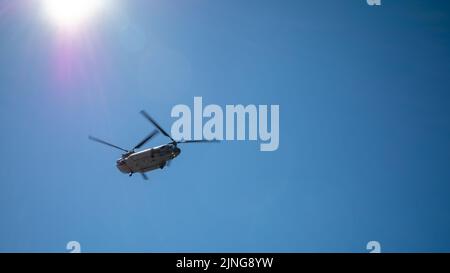 Un elicottero a doppio rotore Chinook con base a RAF Odiham vola a bassa quota sulla spiaggia di East Wittering nel Sussex occidentale, nel Regno Unito. Foto Stock