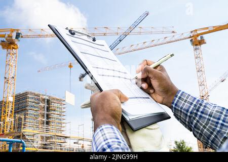 Operatore di ispezione OSHA presso il cantiere. Sicurezza degli edifici Foto Stock