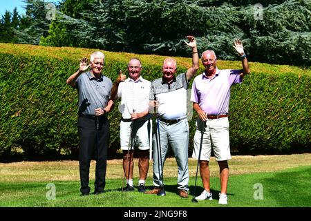 Bristol, Regno Unito. 08th ago, 2022. Una partita di golf al Long Ashton Golf Club, con le leggende calcistiche di Bristol City Tom Ritchie e Gerry Sweeney, è stata una delle premiazioni in offerta in una serata di cabaret e aste organizzata dai membri del club, a sostegno di Stand for Ukraine. L'offerta vincente è stata fatta da David Whitfield e Mike Price che hanno suonato e cantato all'evento. L'immagine mostra da sinistra a destra David Whitfield, Gerry Sweeney, Mike Price e Tom Ritchey. L'evento serale ha raccolto £4.800 dollari per la carità. Picture Credit: Robert Timoney/Alamy Live News Foto Stock