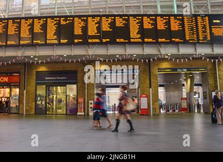 Atrio principale della stazione ferroviaria di King's Cross con informazioni sui treni. Londra, Regno Unito, 27th luglio 2022. Foto Stock