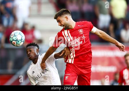 ENSCHEDE - Muhamed Badamosi di FK Cukaricki, Robin Propper di FC Twente (lr) durante il terzo turno di qualificazione della UEFA Conference League tra FC Twente e FK Cukaricki allo Stadio De Grolsch Veste il 11 agosto 2022 a Enschede, Paesi Bassi. ANP VINCENT JANNINK Foto Stock