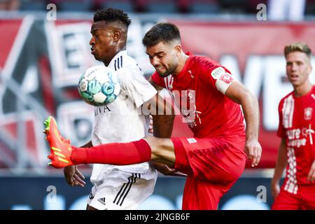 ENSCHEDE - Muhamed Badamosi di FK Cukaricki, Robin Propper di FC Twente (lr) durante il terzo turno di qualificazione della UEFA Conference League tra FC Twente e FK Cukaricki allo Stadio De Grolsch Veste il 11 agosto 2022 a Enschede, Paesi Bassi. ANP VINCENT JANNINK Foto Stock