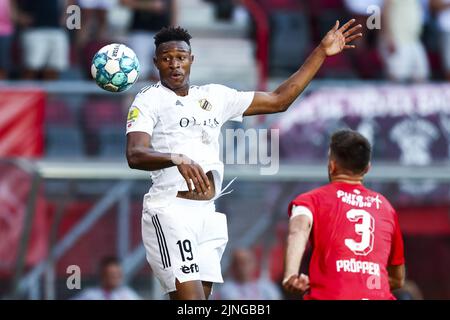 ENSCHEDE - Muhamed Badamosi di FK Cukaricki, Robin Propper di FC Twente (lr) durante il terzo turno di qualificazione della UEFA Conference League tra FC Twente e FK Cukaricki allo Stadio De Grolsch Veste il 11 agosto 2022 a Enschede, Paesi Bassi. ANP VINCENT JANNINK Foto Stock