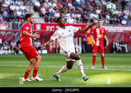 ENSCHEDE - Jody Lukoki di FC Twente, Muhamed Badamosi o FK Cukaricki (lr) durante la terza partita di qualificazione della UEFA Conference League tra FC Twente e FK Cukaricki allo Stadio De Grolsch Veste il 11 agosto 2022 a Enschede, Paesi Bassi. ANP VINCENT JANNINK Foto Stock