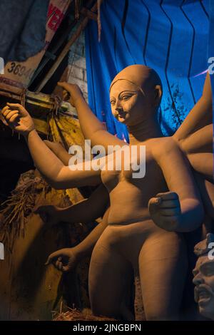 Kolkata, India. 24th luglio, 2022. Kumartuli è un tradizionale quartiere di vasai nel nord di Kolkata, nel Bengala occidentale. Questi scultori altamente qualificati preparano idoli di argilla della dea Durga davanti a Durga Puja che si terrà nel mese di ottobre. Il famoso Kumartuli è un insediamento di vasai di 300 anni. (Foto di Rohit Shaw/Pacific Press) Credit: Pacific Press Media Production Corp./Alamy Live News Foto Stock