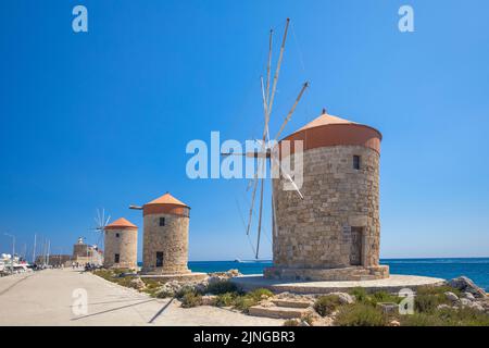 Mulini a vento del porto di Mandraki nella città di Rodi, Grecia, Europa. Foto Stock