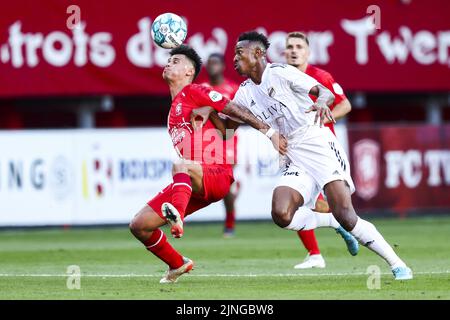 ENSCHEDE - Giovanni Troupee di FC Twente, Muhamed Badamosi o FK Cukaricki (lr) durante la terza partita di qualificazione della UEFA Conference League tra FC Twente e FK Cukaricki allo Stadio De Grolsch Veste il 11 agosto 2022 a Enschede, Paesi Bassi. ANP VINCENT JANNINK Foto Stock