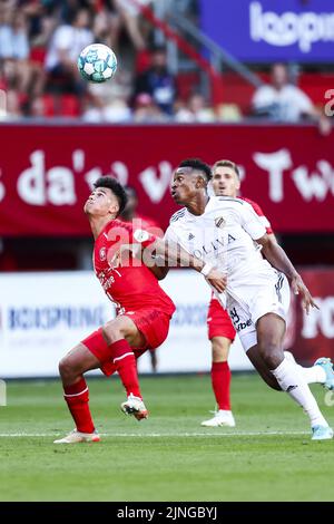 ENSCHEDE - Giovanni Troupee di FC Twente, Muhamed Badamosi o FK Cukaricki (lr) durante la terza partita di qualificazione della UEFA Conference League tra FC Twente e FK Cukaricki allo Stadio De Grolsch Veste il 11 agosto 2022 a Enschede, Paesi Bassi. ANP VINCENT JANNINK Foto Stock