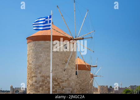 Mulini a vento del porto di Mandraki nella città di Rodi, Grecia, Europa. Foto Stock