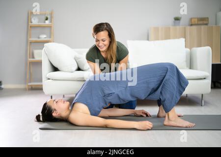 Donna incinta Baby Support Massaggi e Servizio di esercizio Foto Stock