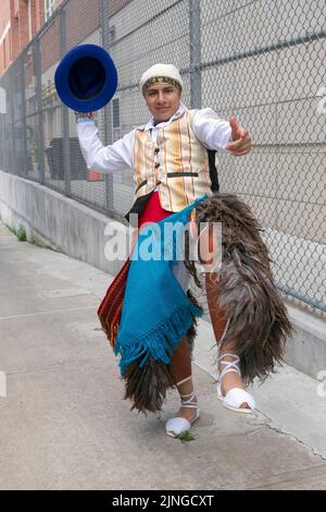 Ritratto di un membro di Jatary Muzhucuna, una troupe ecuadoriana americana di musica e danza. Alla parata ecuadoriana NYC 2022 a Queens, New York. Foto Stock