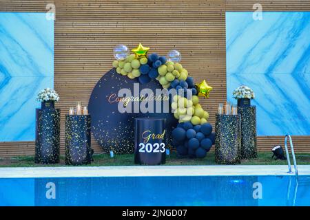 palloncini nero, argento e oro. primo piano sullo sfondo Foto stock - Alamy