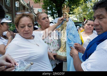 I devoti della Vergine della nuvola e i fedeli della Chiesa del Santissimo Sacramento preparano il loro galleggiante per la Parata ecuadoriana NYC 2022 nel Queens NYC Foto Stock