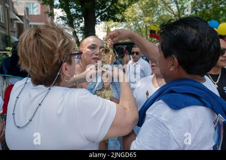 I devoti della Vergine della nuvola e i fedeli della Chiesa del Santissimo Sacramento preparano il loro galleggiante per la Parata ecuadoriana NYC 2022 nel Queens NYC Foto Stock