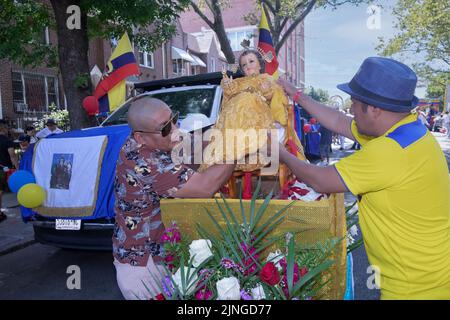 I fedeli della Chiesa cattolica di Santa Helena nel Bronx preparano il loro galleggiante di Sant'Elena per la Parata ecuadoriana NYC 2022 a jackson Heights, Foto Stock