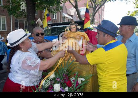 I fedeli della Chiesa cattolica di Santa Helena nel Bronx preparano il loro galleggiante di Sant'Elena per la Parata ecuadoriana NYC 2022 a jackson Heights, Foto Stock