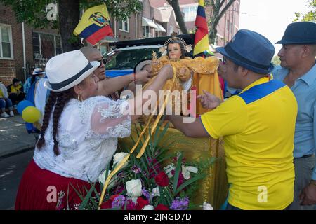 I fedeli della Chiesa cattolica di Santa Helena nel Bronx preparano il loro galleggiante di Sant'Elena per la Parata ecuadoriana NYC 2022 a jackson Heights, Foto Stock