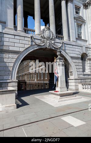 Civil Service Fucili War Memorial sulla terrazza sul fiume a Somerset House nel centro di Londra, Inghilterra, Regno Unito Foto Stock