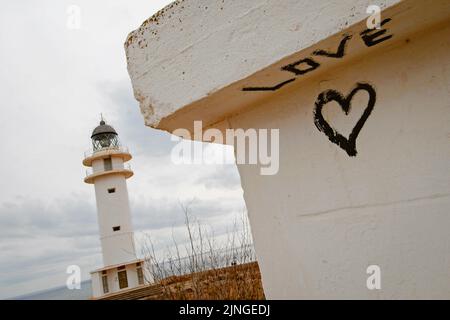 Faro di Cap des Barbaria e pittura d'Amore, Formentera, Spagna Foto Stock