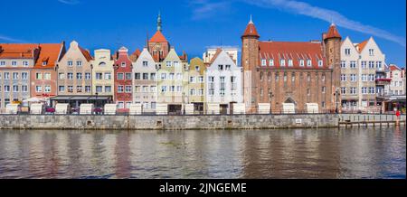 Panorama di vecchie case e porta della città sul fiume Motlawa a Danzica, Polonia Foto Stock