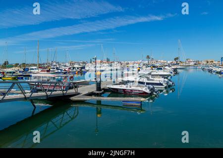 VILA REAL DE SANTO ANTONIO, PORTOGALLO - 11 GIUGNO 2022 - barche e barche ormeggiate nel porto turistico con edifici lungo l'Avenida da Republica Foto Stock