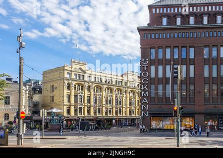 Helsinki, Finlandia 1st agosto 2022 persone che camminano sulla strada di fronte al centro commerciale Stockmann sono viste a Helsinki, Finlandia il 1 agosto 2022 Credit: Vadim Pacajev/Alamy Live News Foto Stock