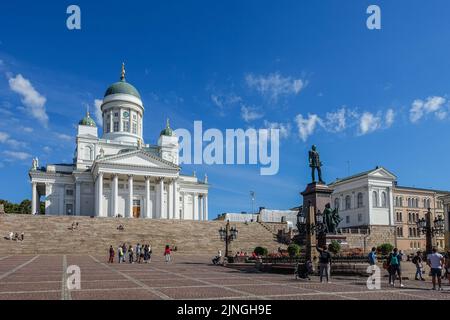 Helsinki, Finlandia 1st agosto 2022 la statua dello zar Alessandro II di fronte alla cattedrale di Helsinki (la cattedrale luterana evangelica finlandese della diocesi di Helsinki) si trova a Helsinki, Finlandia, il 1 agosto 2022 Credit: Vadim Pacajev/Alamy Live News Foto Stock